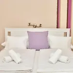Tompos Vendeghaz Es Pince 3* Villány