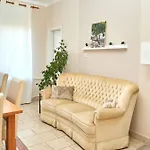 Tompos Vendeghaz Es Pince 3* Villány